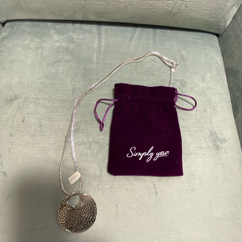 NWT Simply You Necklace w/ boutique round, fretwork pendant, dust bag, 15”-17”